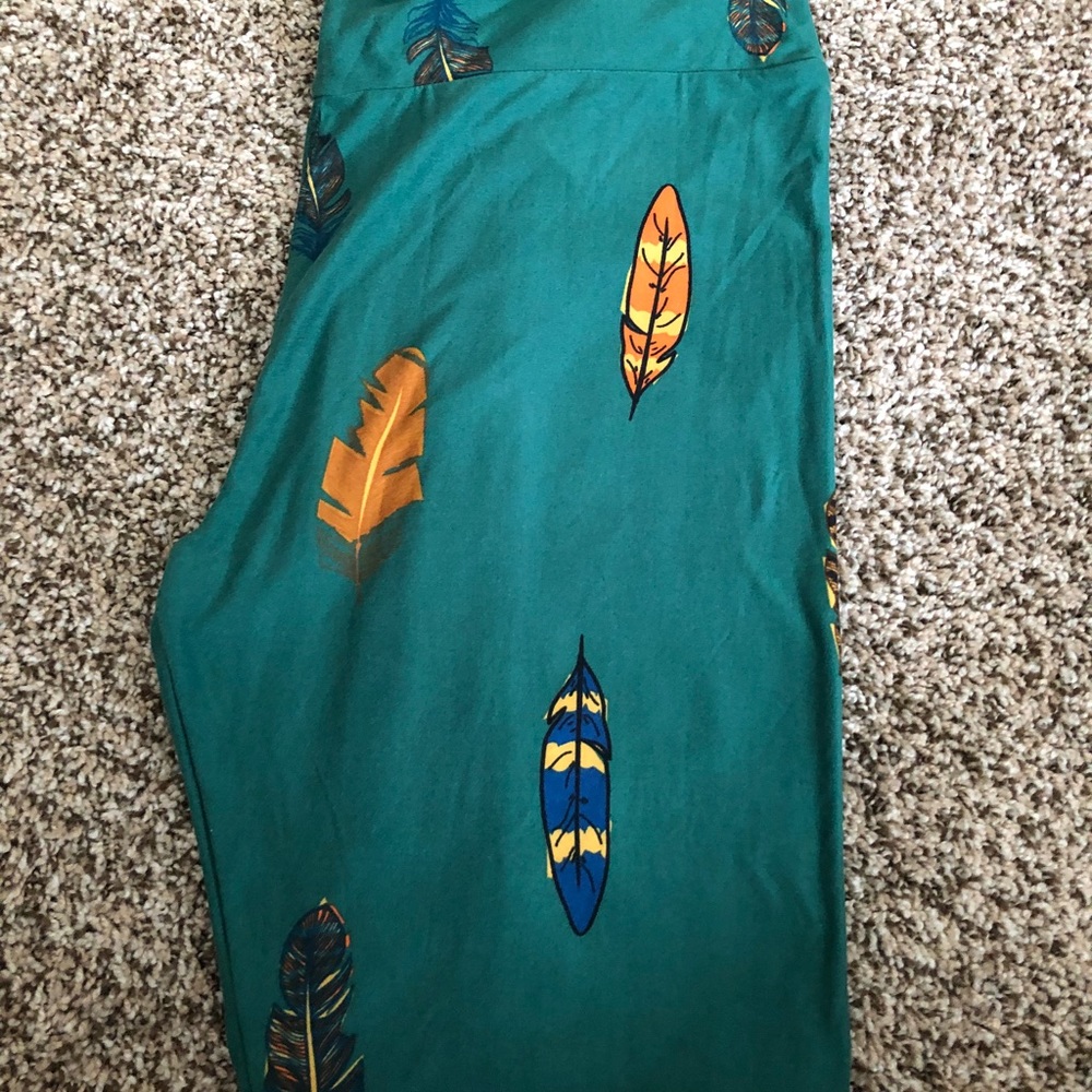NWOT tc lularoe leggings. Green with feathers